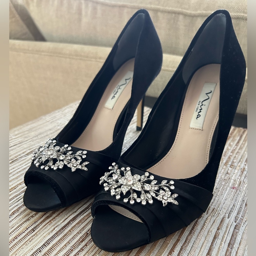 NINA RUMINA2 BLACK VELVET AND SATIN PEEP TOE PUMPS SIZE 8.5